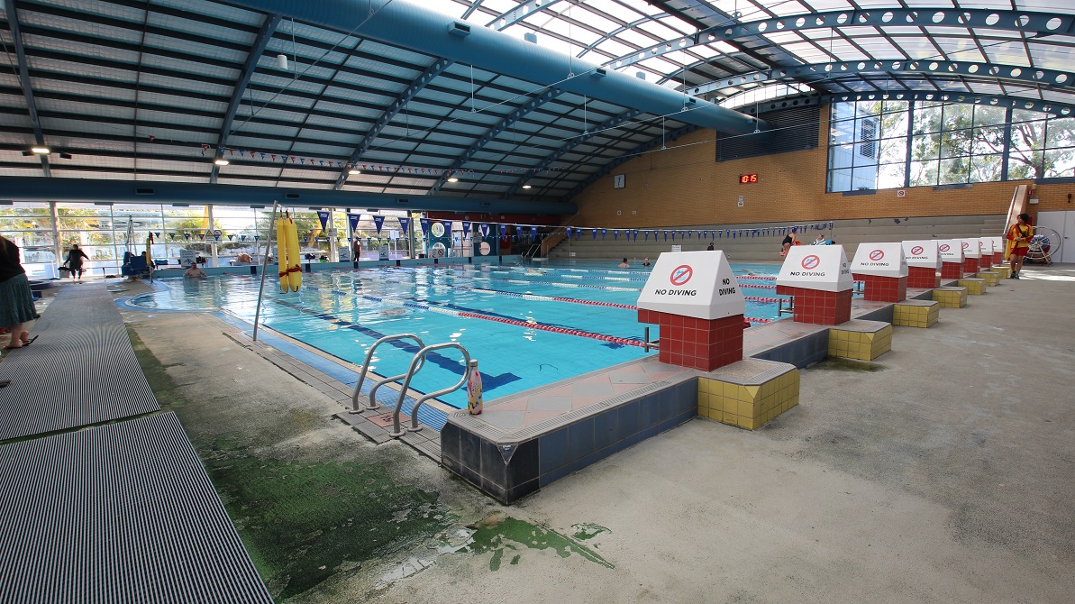 A closer look at the 8-lane 25m lap pool. Near the pool are metal-looking grey mats, which serve as passage when moving around the Aquatic centre. There are also several layers of concrete bench ready that can accommodate more than 50 people. There is a pool ladder adjacent to the elevated section with no-diving signboards.